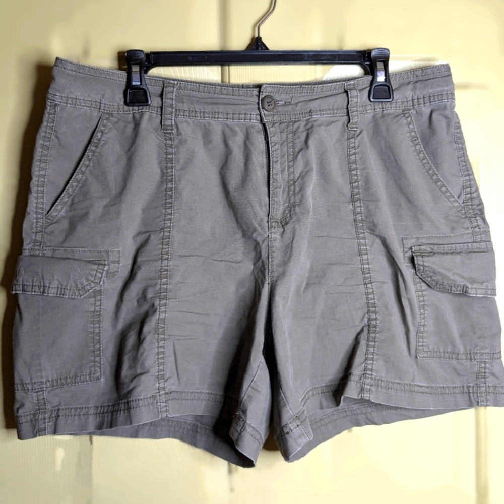 *SOLD* St Johns Bay • 12 • Women's Grey Mid-Rise Cargo Shorts
